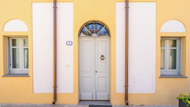 A building facade with a double door, two windows, and a small balcony. - Antica Dimora del Platano - F4856 (Nurachi)