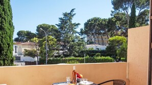 Outdoor dining - Les Lavandes by Interhome (Saint Cyr sur mer Les Lecques)