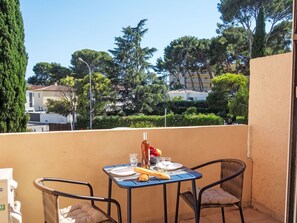 Outdoor dining - Les Lavandes by Interhome (Saint Cyr sur mer Les Lecques)