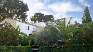 A residential area with a white house, a green gate, and various trees and shrubs. - Les Lavandes by Interhome (Saint Cyr sur mer Les Lecques)
