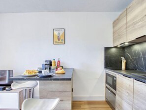 Fridge, dishwasher, cookware/dishes/utensils