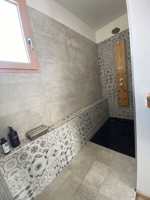 Ducha, secador de pelo, toallas, jabón
