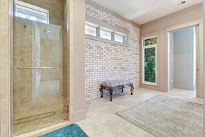 Bathtub, hair dryer, towels - Oceanfront Paradise:Luxurious 8-Bedroom Home with Pool and Spectacular Views! (Hilton Head Island)