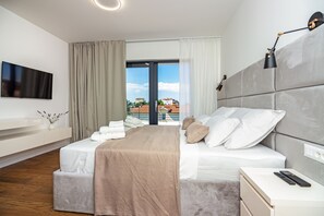 4 bedrooms, in-room safe, desk, iron/ironing board