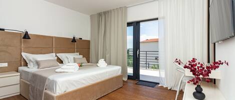 4 camere, una cassaforte in camera, una scrivania, ferro/asse da stiro