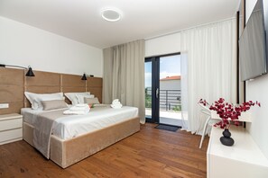 4 bedrooms, in-room safe, desk, iron/ironing board