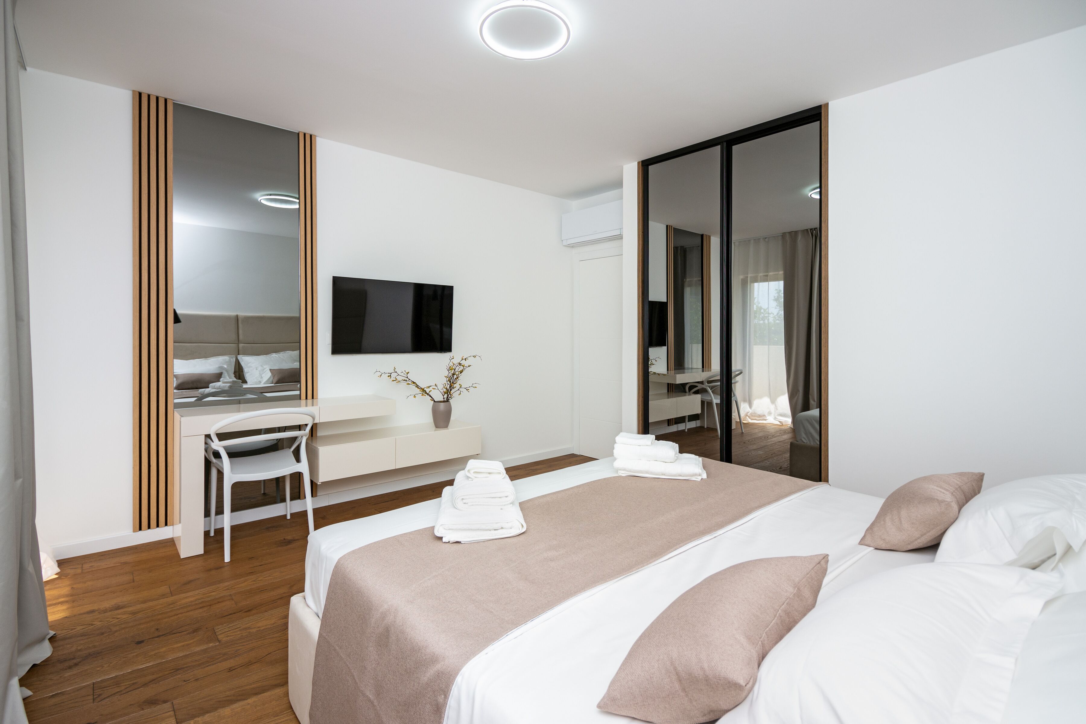 4 soverom, safe på rommet, skrivebord og strykejern/-brett