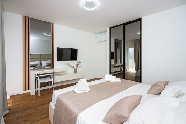 4 bedrooms, in-room safe, desk, iron/ironing board