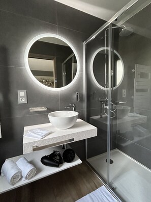 Douche, sĂšche-cheveux, serviettes fournies