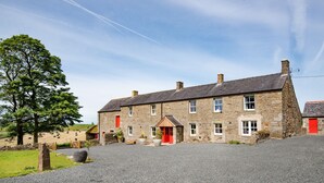 A stone building with a red door and multiple windows. - Fell End - Sleeping 8+5 guests in 4 bedrooms (Brampton)