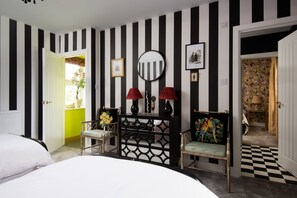 5 bedrooms, desk, iron/ironing board, WiFi