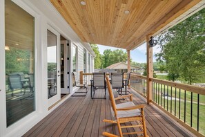 Outdoor dining - Luxury on High Rock Lake: Great for Groups! (Davidson County)