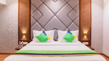 Escritorio, tabla de planchar con plancha y ropa de cama