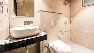 Deluxe Double Room | Bathroom | Free toiletries, towels, soap, shampoo