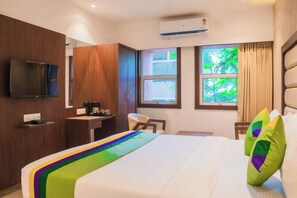 Escritorio, tabla de planchar con plancha y ropa de cama