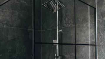 Douche, sèche-cheveux, serviettes fournies, savon