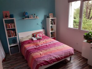 3 slaapkamers, een strijkplank/strijkijzer, wifi, beddengoed