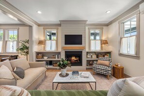 Smart TV, fireplace, books - New* Seabrook's Grove Cottage: Dog Friendly, Hot Tub! (Pacific Beach)