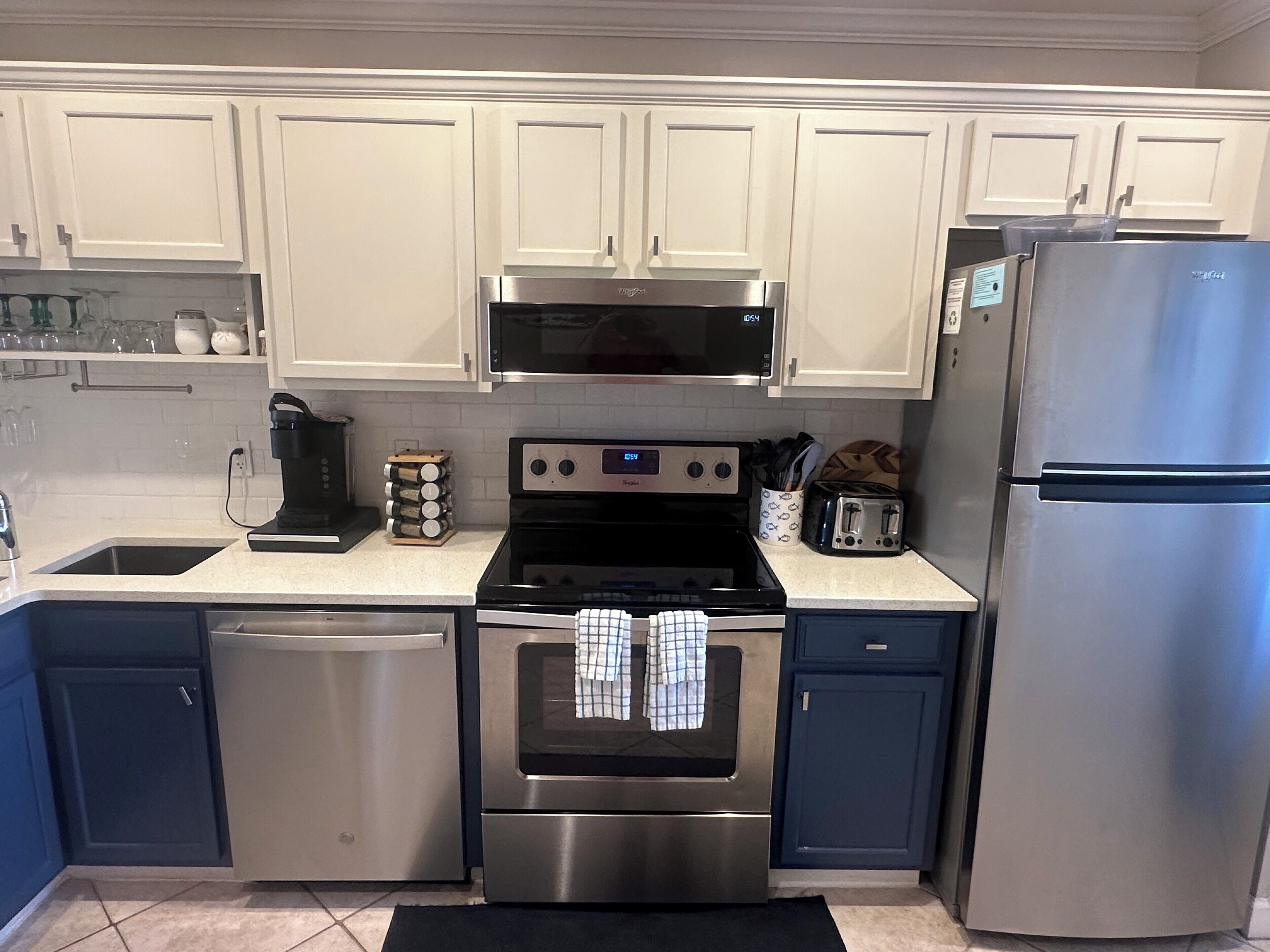 Jääkaappi, mikroaaltouuni, uuni, liesi