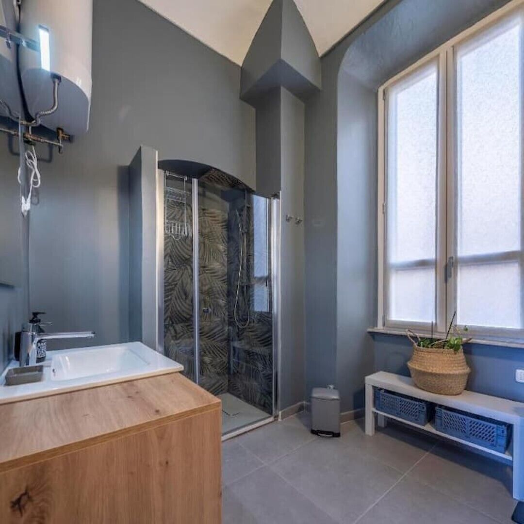 Douche, sèche-cheveux, bidet, serviettes fournies