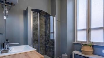 Douche, sĂšche-cheveux, bidet, serviettes fournies