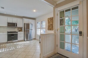 Fridge, microwave, oven, stovetop - Seabrook Exclusives | 1144 Summerwind (Johns Island)