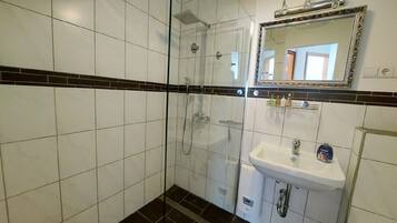 Dusche, Haartrockner, Handtücher, Toilettenpapier