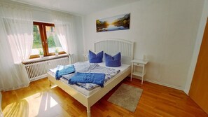 2 Schlafzimmer, Reisekinderbett, WLAN, Bettwäsche