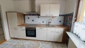 A kitchen with a stove, oven, sink, and cabinets. - fewo-herrheinspaziert (Oberwesel)