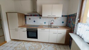 Køleskab, kogeplade, opvaskemaskine, kaffe-/temaskine