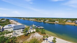 Ett område vid kusten med en småbåtshamn, en strand och byggnader.