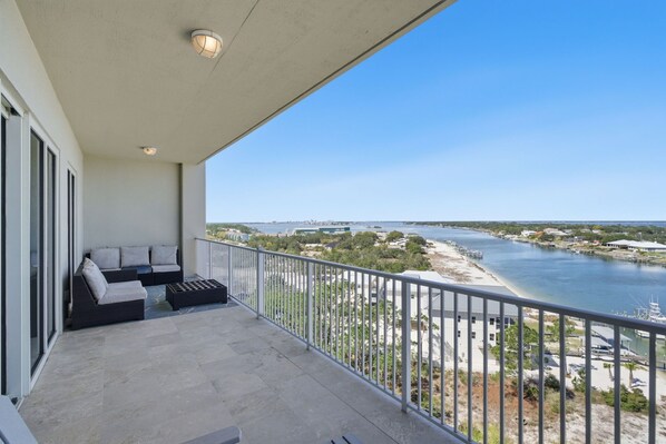 A balcony with a view of a river and a marina. - SAILMAKER 901 - Ole River Views -NO HASSLE CHECK OUT (Pensacola)