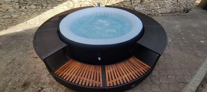 Outdoor spa tub - Petit Havre de Paix Avec SPA aux Portes D'avignon (Villeneuve-lès-Avignon)