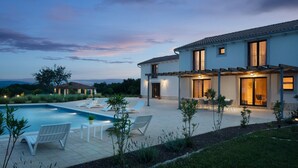 A modern two-story house with a swimming pool, outdoor seating, and a well-maintained garden. - Villa Roti in Roti  - Haus für 8 Personen (Kostrcani)