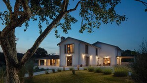 A modern two-story house with a well-maintained lawn and large windows. - Villa Roti in Roti  - Haus für 8 Personen (Kostrcani)