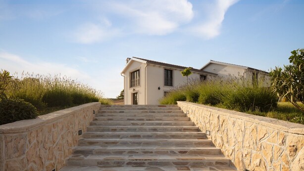 A stone staircase leading to a building with a white facade and a balcony. - Villa Roti in Roti  - Haus für 8 Personen (Kostrcani)
