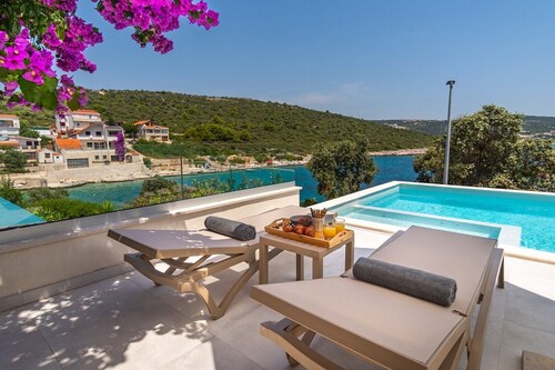 Stylish and luxurious beachfront villa with 4 bedrooms, 4 bathrooms, private pool 34sqm pool, Whirlpool, high-end furnished seaview property