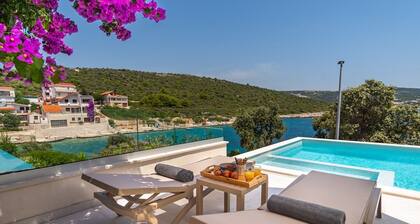 Stylish and luxurious beachfront villa with 4 bedrooms, 4 bathrooms, private pool 34sqm pool, Whirlpool, high-end furnished seaview property