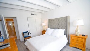 A hotel room with a large bed, a chair, a desk, and a wardrobe. - Jada 2b 1 Bedroom Condo by RedAwning (Ocean City)