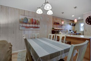 Condo, 2 Bedrooms | Dining - 107 Woodbridge 2 Bedroom Condo by RedAwning (Frisco)