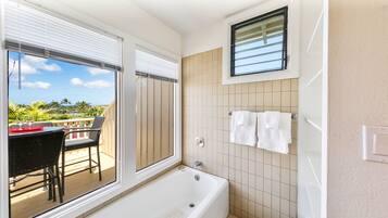 Appartement, 2 slaapkamers | Badkamer | Handdoeken, shampoo