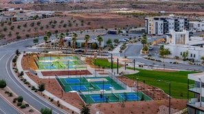 Enjoy tennis and outdoor activities in a well-maintained complex surrounded by landscaped areas and modern residential buildings.