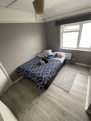 Apartment, 1 Queen-Bett | 1 Schlafzimmer, Bügeleisen/Bügelbrett, Bettwäsche