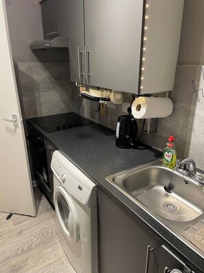 公寓, 1 張加大雙人床 | 私人廚房 | 雪櫃、微波爐、焗爐、爐具