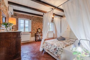 4 bedrooms, iron/ironing board, bed sheets