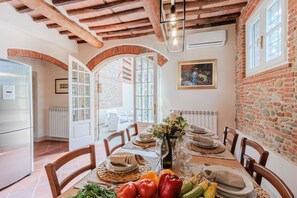 Dining - Villa Papari, Smart Convenient Farmhouse on the Lucca Hills (Gragnano)