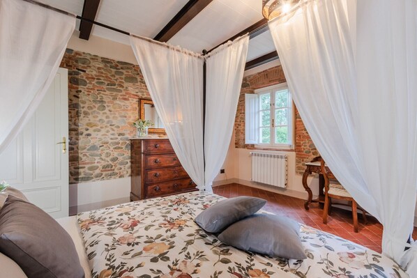 4 bedrooms, iron/ironing board, bed sheets