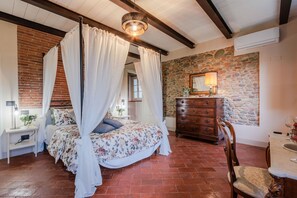 4 bedrooms, iron/ironing board, free WiFi, bed sheets - Villa Papari, Smart Convenient Farmhouse on the Lucca Hills (Gragnano)