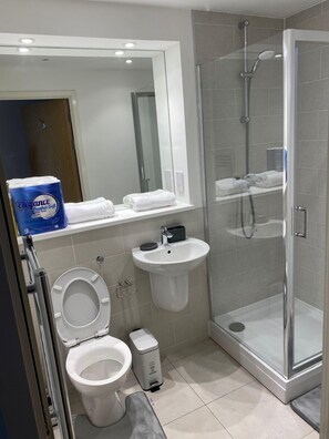 Apartment, 2 Queen-Betten | Badezimmer | Dusche, Handtücher