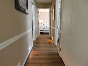 3 habitaciones, escritorio, tabla de planchar con plancha y wifi 